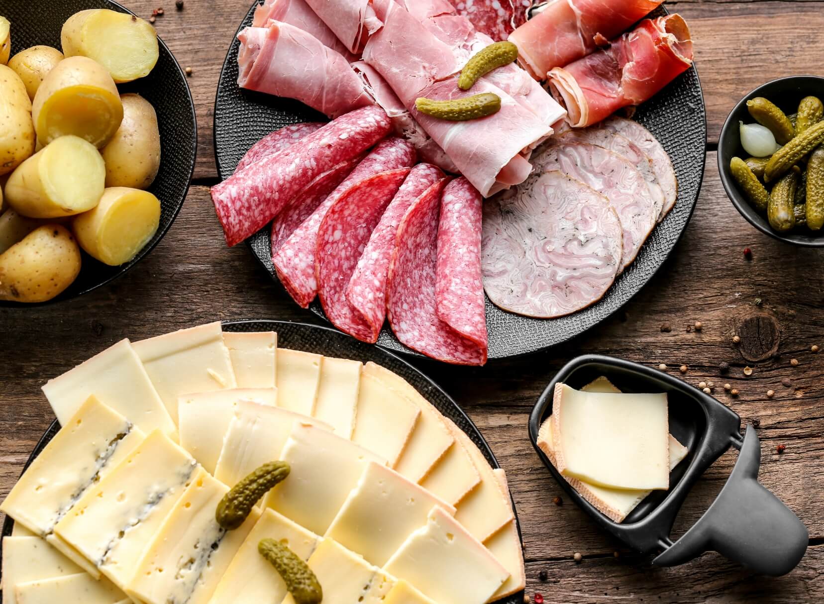 Assortiments fromages et charcuterie pour soirée raclette, restaurant La Main à la Pâte Lorgues